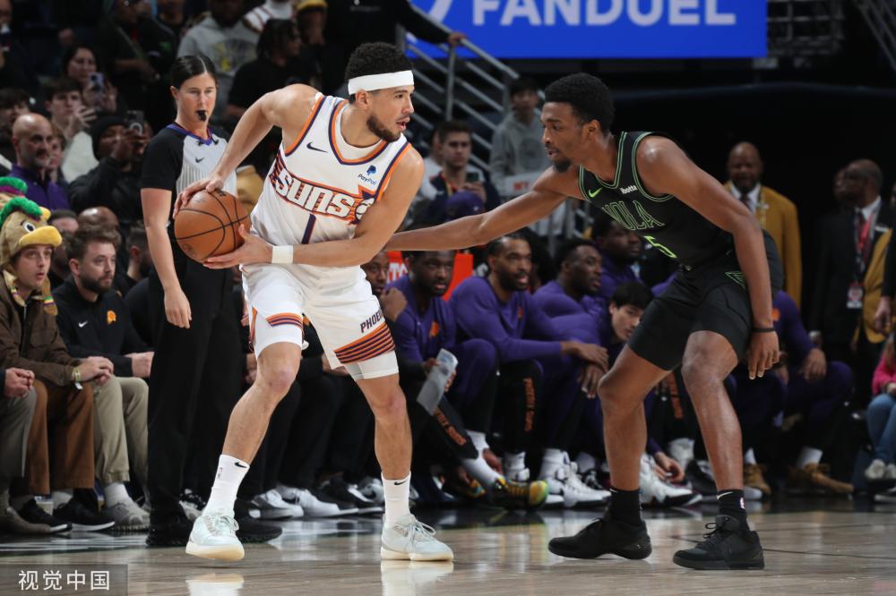 在场边短暂 在场边短暂