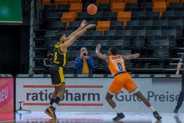 持球后突破 持球后突破